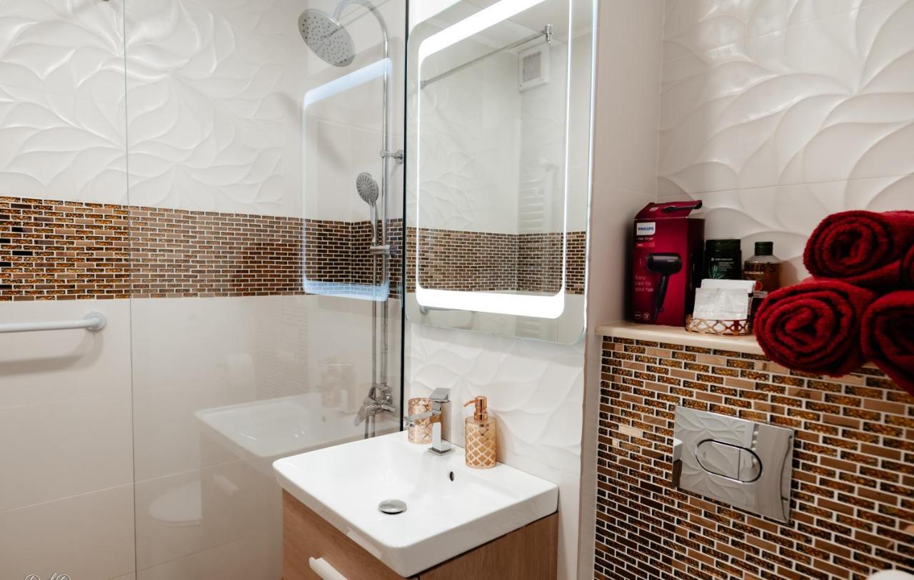Carla'S Apart Palas-Hala Centrala 1 Bedroom - Shuttle Iasi Exteriör bild